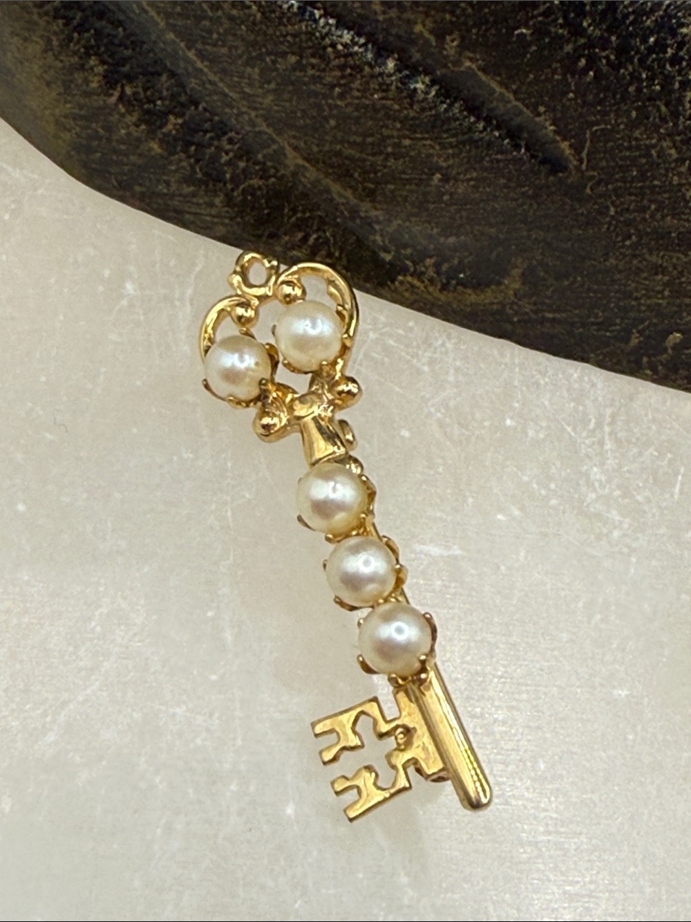 Gold-tone Pearl Key Brooch pin bat brooch lock key heart royal whimsical - Picture 2 of 9